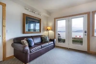 Image de New! Waterfront Studio near Glacier!