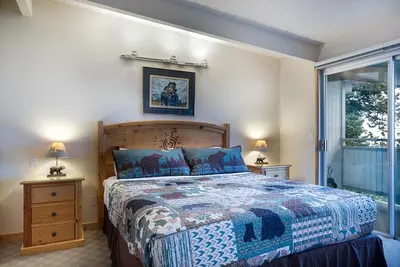 Image de Lakefront Studio near Glacier!