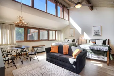 Image de Starlight Suite (#747) | 10 min to Ski - Golf - Ac/Pool/Hot Tub