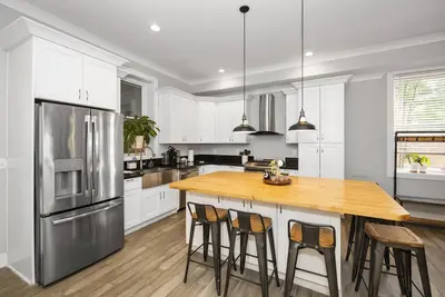 Image de Spacious 3 Bdr in Desirable Over-the-Rhine Area – Sleeps 10, 1 Mile to Downtown