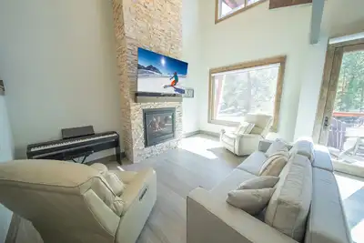 Image de Townhome with a free shuttle and private laundry