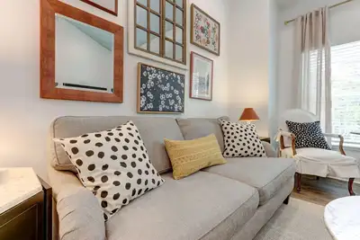 Image de My Sunny Day - Airy Loft W/ Mural - 5 Min to Sav By Lucky Savannah