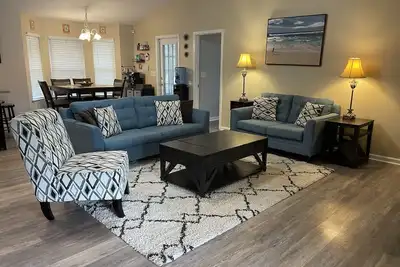 Image de Spacious 4 bedroom home - Big Yard!