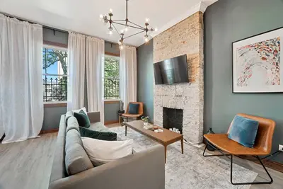 Image de Newly Designed 3bd In Heart of Ukrainian Village by AllSet Turnover