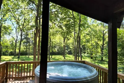 Image de Adorable river front cabin, with hot tub on the River