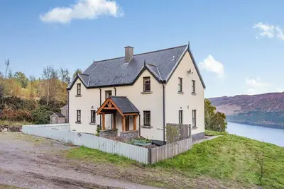 Image de Ardachy is a beautiful five bedroom lodge located on an elevated site overlooking Loch Ness.