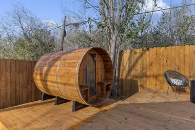 Image de 5th St Getaway w Sauna Hot tub Firepit & Game Room