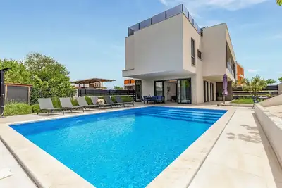 Image de Belle maison à Pula avec Wi-Fi