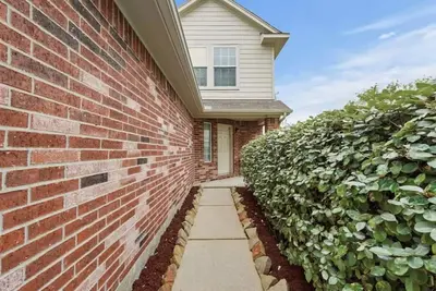 Image de Home 20 minutes from downtown with a serene private back yard