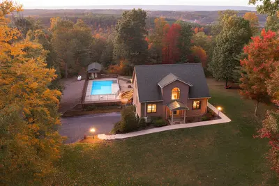 Image de Secluded House | Hot Tub and Pool | Espresso Bar