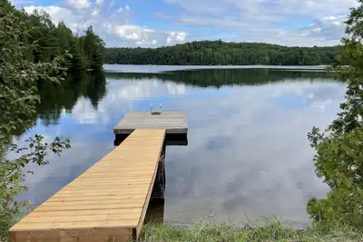 Image de Classic Canadian cottage on pristine Fortescue lake. A nature lovers paradise.