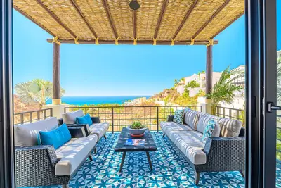 Image de Spectacular family home on Rancho Cerro Colorado. Ocean view and beach access.