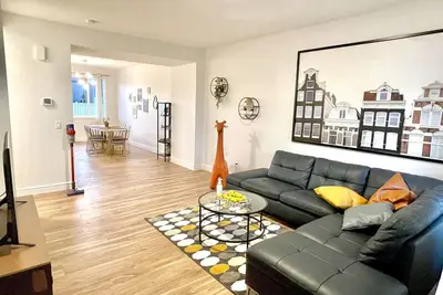 Image de entire house  close to West Edmonton Mall (personal double car gargage)