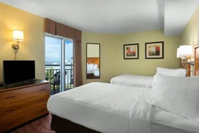 Image de Sandy Shores Retreat: Balcony & More