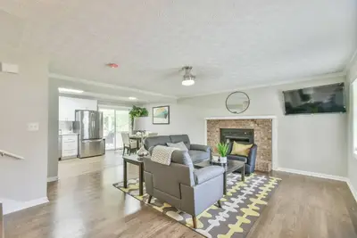 Image de 3br\/2b home w\/ spacious lot with private backyard\n