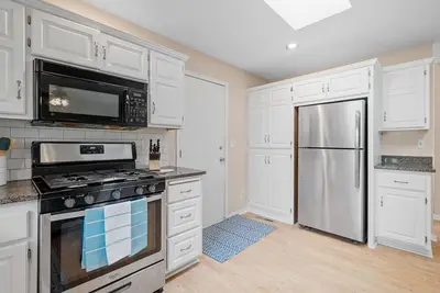 Image de 4br Retreat Near Medicine Lake by Lux Life