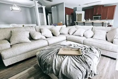 Image de Luxury home equipped with an Ev Charger & Oversized Jetted Tub