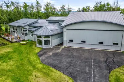 Image de Luxury Billiard Room & Bar~Wolf Lake Airport Home