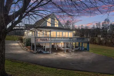 Image de Serene Lake House w/ Hot Tub for a Perfect Getaway