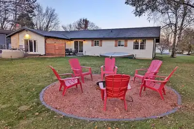 Image de Wooded waterfront retreat with hot tub & fire pit