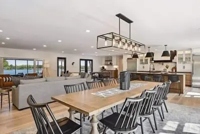 Image de Luxury Cowdry Cottage Lake Home