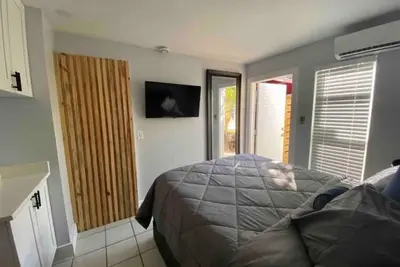 Image de Remodeled Beach Cottage, Queen Bed, Walk to Ocean, Dining & Shops!