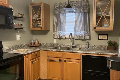 Image de Cozy up at Foxtrot Inn! \nImmaculate! Outdoor Grain Bin Bbq area! Dog friendly!