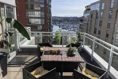 Image de Penthouse with Large Deck on Seawall / Beach w/ Views