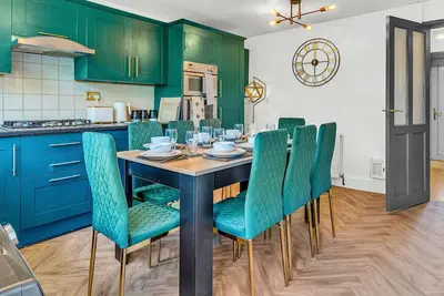 Image de Large 4 Bedroom House - Sleeps 10 - City Centre - Families, Groups & Contractors