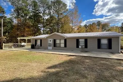 Image de Beautiful Lake House- Cozy and Peaceful place.