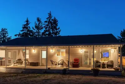 Image de Family Bungalow A/C · Big Yard · Steps to Beach!