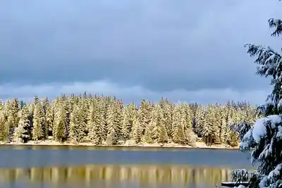 Image de 5-Bedroom Lake Joy Waterfront Estate Near Redmond, Wa. Private Dock & Hot-tub.