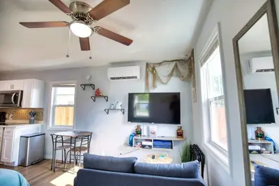 Image de Cozy Cottage - Minutes from Beaches and Historic Dearborn St!