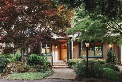 Image de Enology House has hot tub and fireplace close to Newberg. Explore wines here.