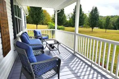Image de Echo Hill - cabin close to Hocking Hills, comfortable, king suite, hot tub!