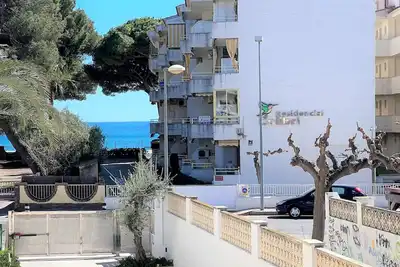 InmoBooking Pins Ii, climatisé et à une minute de la plage