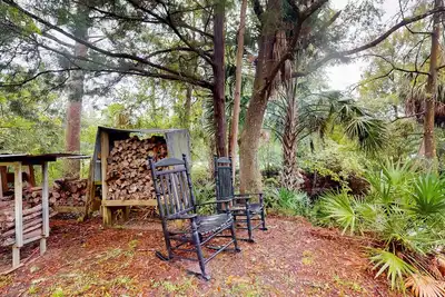 Image de 2 riverfront cabins with large yard, grill, firepit, canoe, & private W\/D