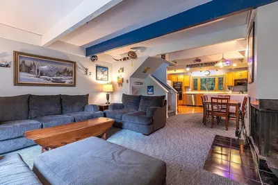 Image de Cozy ski retreat on the Stratton Access Road - 5 minutes to the slope!