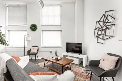 Image de Two Indy Modern Apartments by CozySuites