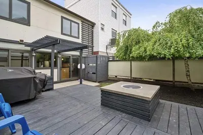 Image de Cheerful 3 bed room home close to restaurants & bars.