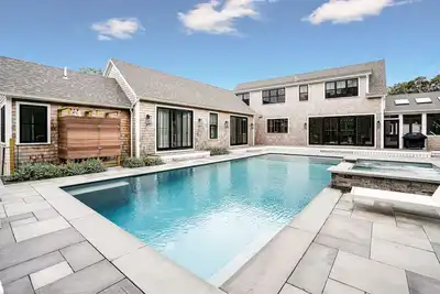 Image de A New Beautifully Designed House In Katama With Pool And Hot Tub!