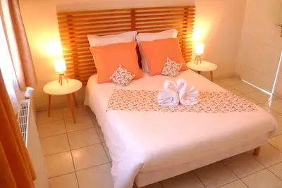 Image de Maison paisible dans grand jardin arboré – Piscine & Calme, Confort en Famille