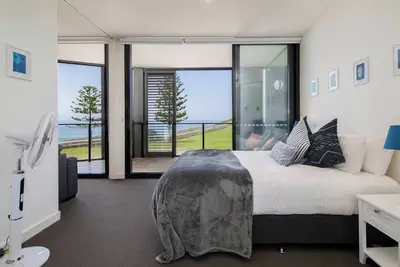 Image de The Sandpiper A Newy Beachfront Beauty