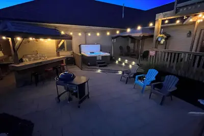 Image de \n5 Bedroom Private Villa! Heated Pool, HotTub, Fire Pit, Games Room! !