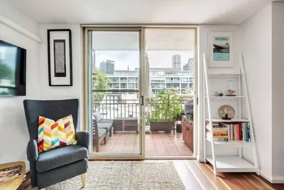 Image de Harbourside at Woolloomooloo with Balcony Views