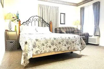 Image de Apt. 2 - Ensuite Bath, Roku, Fridge/Micro, Queen