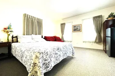 Image de Apt. 3 - Ensuite Bath, Roku, Fridge/Micro, Queen