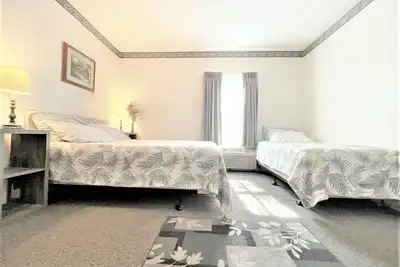 Image de Apt. 4 - Ensuite Bath, Roku, Fridge/Micro, Queen