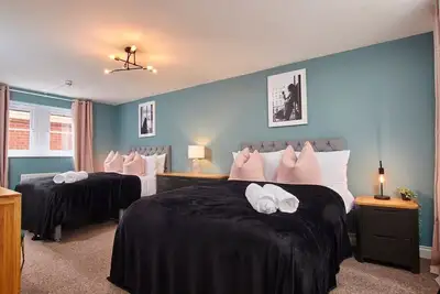 Image de Sleeps14 | Fab Big House in Nantwich by PureStay