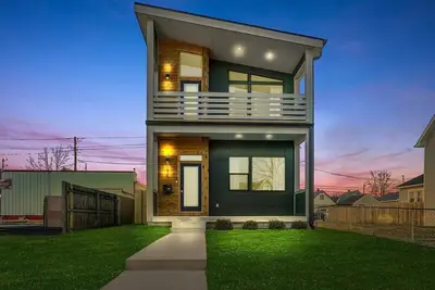 Image de Bright + Modern Fountain Square Home | 4br | Hot Tub | Sleeps 12